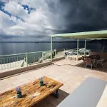 Nissaki Waterfront דירה *