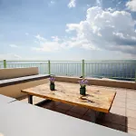 Nissaki Waterfront דירה *