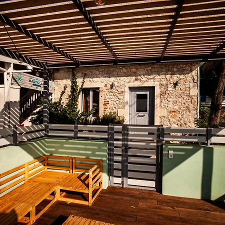 Nissaki Waterfront Apartman *