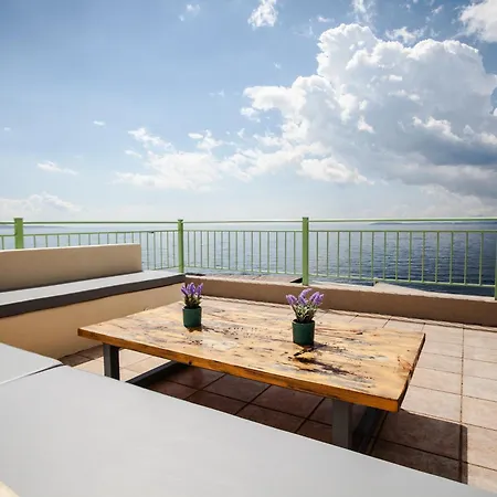 Nissaki Waterfront Apartman *
